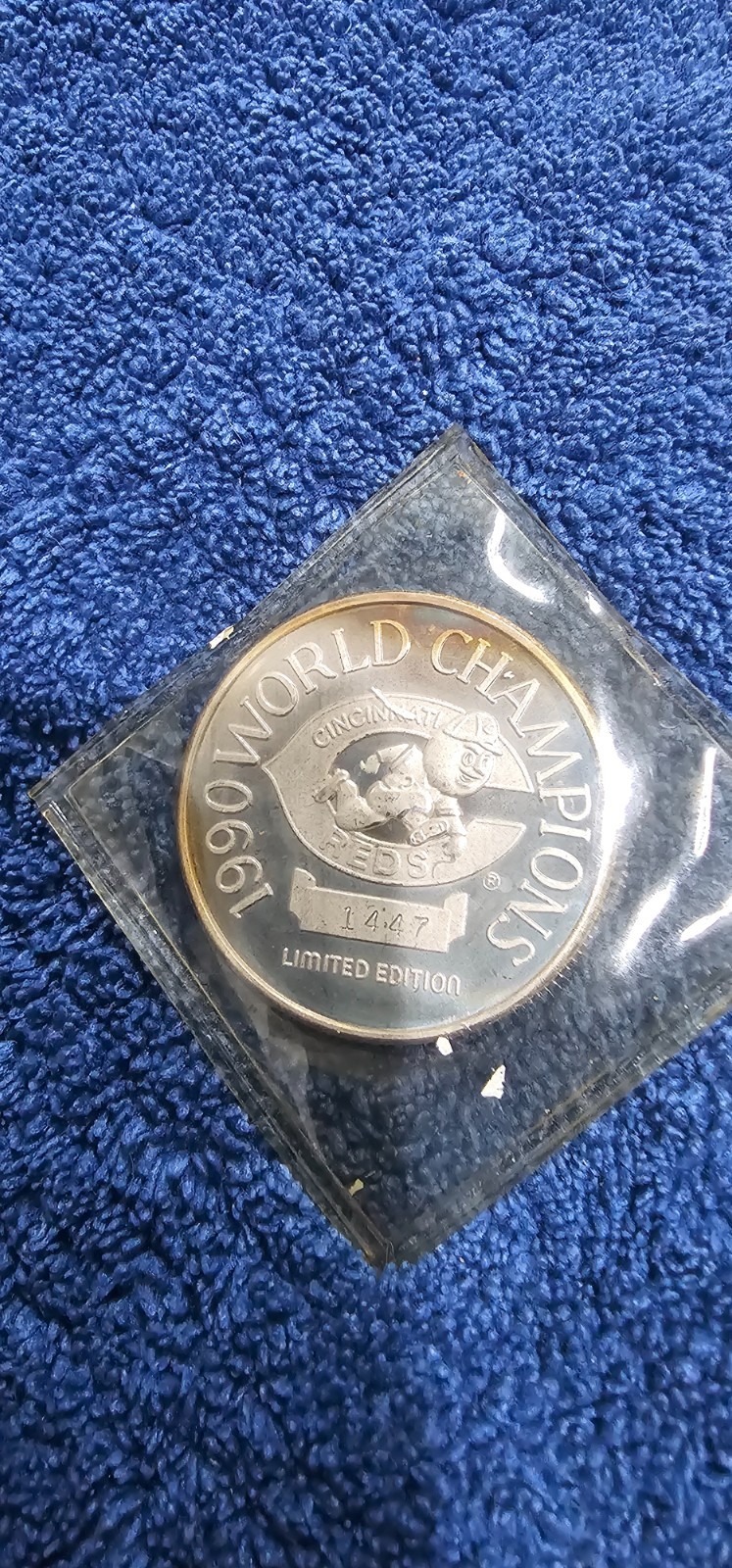 1990 Cincinnati Reds World Series Champions 1 oz .999 Silver Round Limited Editi